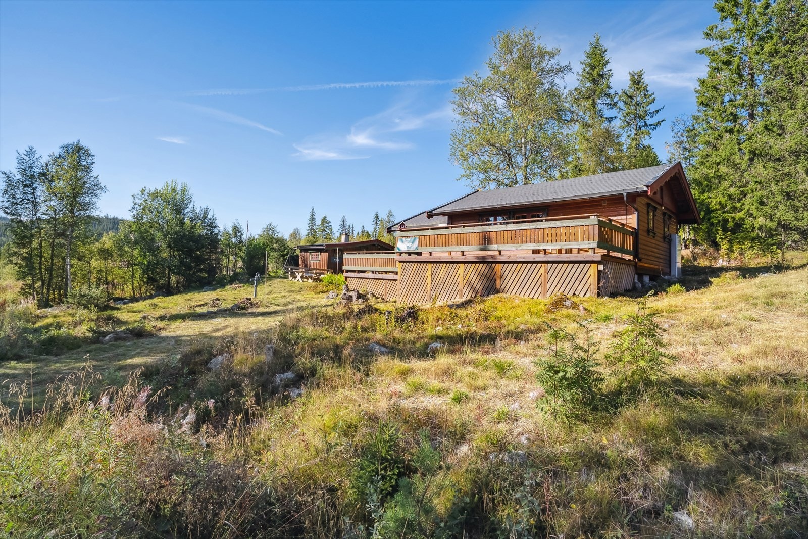 Eiendommen har fantastisk beliggenhet i hjertet av Telemark, i et idyllisk, landlig og naturskjønt område - ca. 10,6 km nordøst for Hjartdal sentrum. Området er et eldorado for deg som er glad i turer og friluftsliv, og kan by på nydelige naturopplevelser Galleribilde