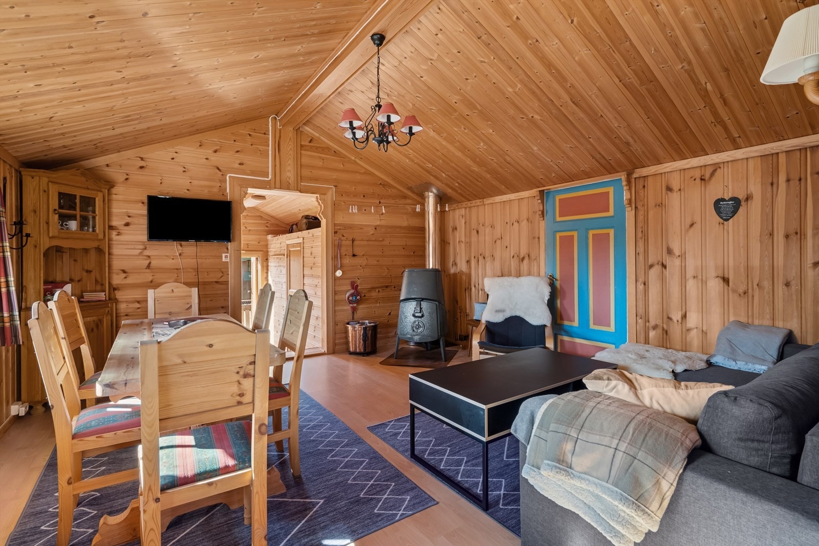 Stuen har fine sprossevinduer som gir bra med naturlig lys, og det er plass til både sofaløsning og spisebord. Galleribilde