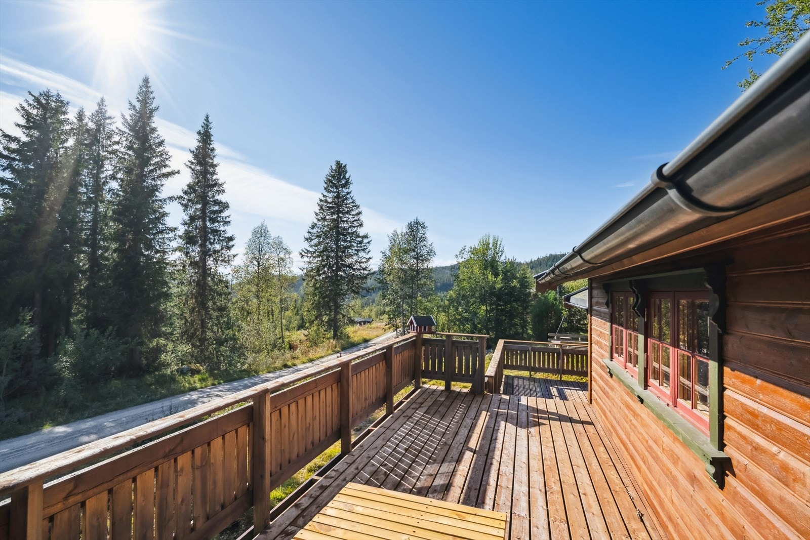 Den solrike plasseringen gir optimale solforhold store deler av dagen, og gjør terrassen til et naturlig samlingspunkt gjennom hele året. Galleribilde