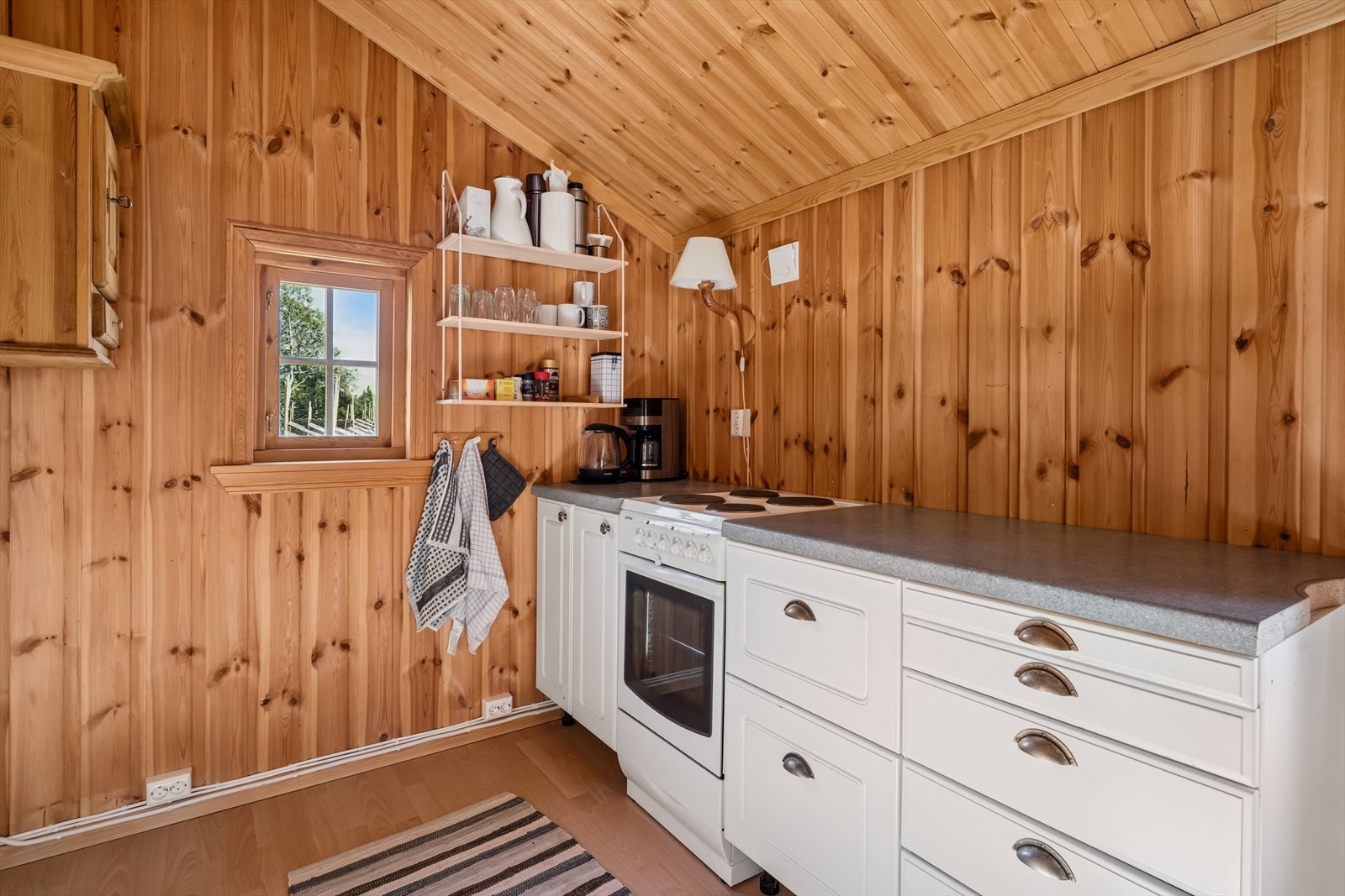 Hytta har et romslig og trivelig kjøkken som ligger i eget rom noen trinn ned fra stuen. I rommet kan du ha frokostbord i hyggelige omgivelser. Dette er ikke et fullverdig kjøkken, men mer en plass og lage enkel mat. Det er ingen avtrekk over stekesonen. Galleribilde