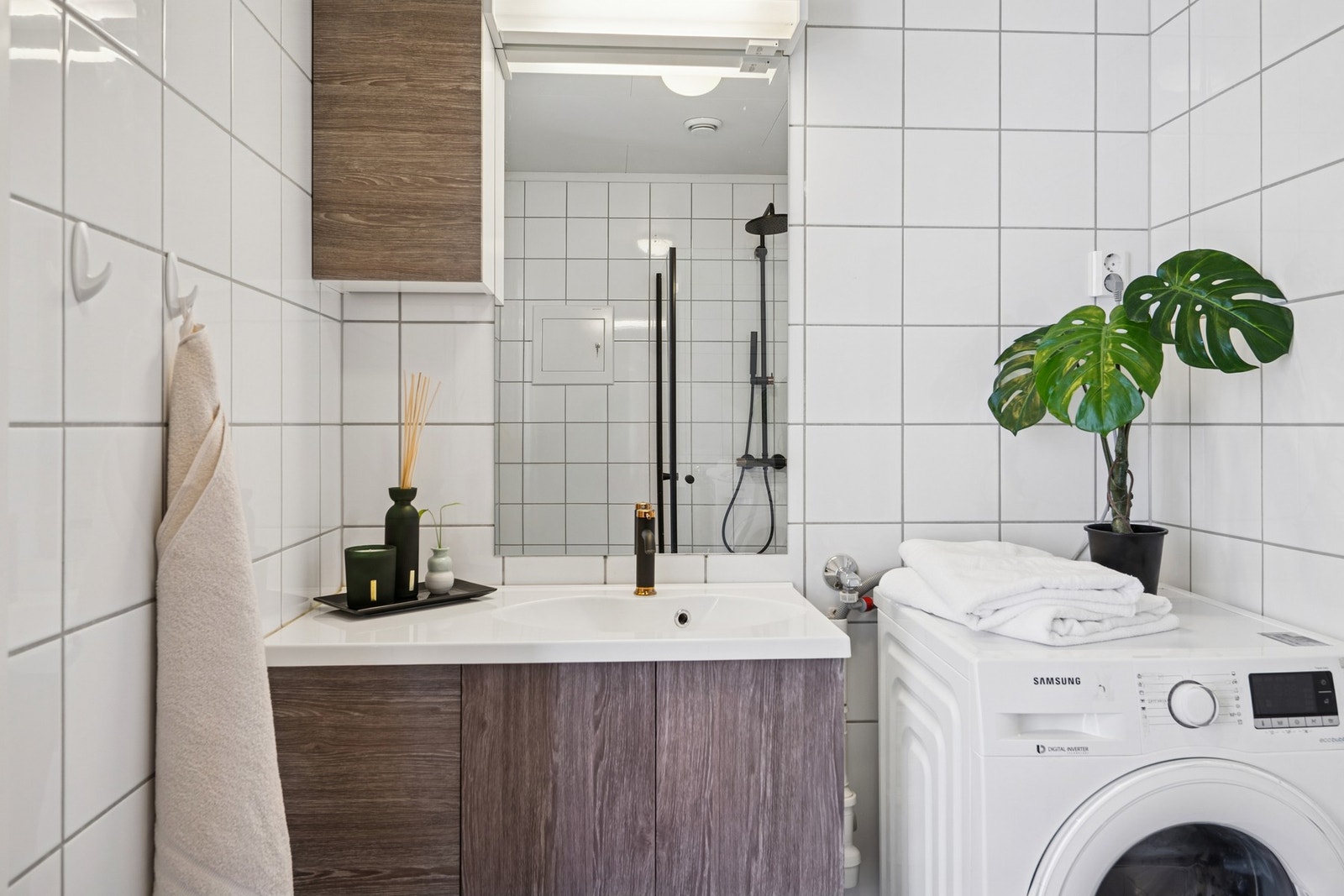 Badet er lyst og trivelig. Badet har ny baderomsinnredning og opplegg for vaskemaskin og tørketrommel. Galleribilde