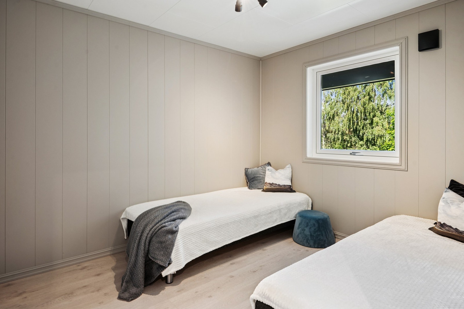 Soverom med plass til stor seng, nattbord og garderobeskap. Galleribilde