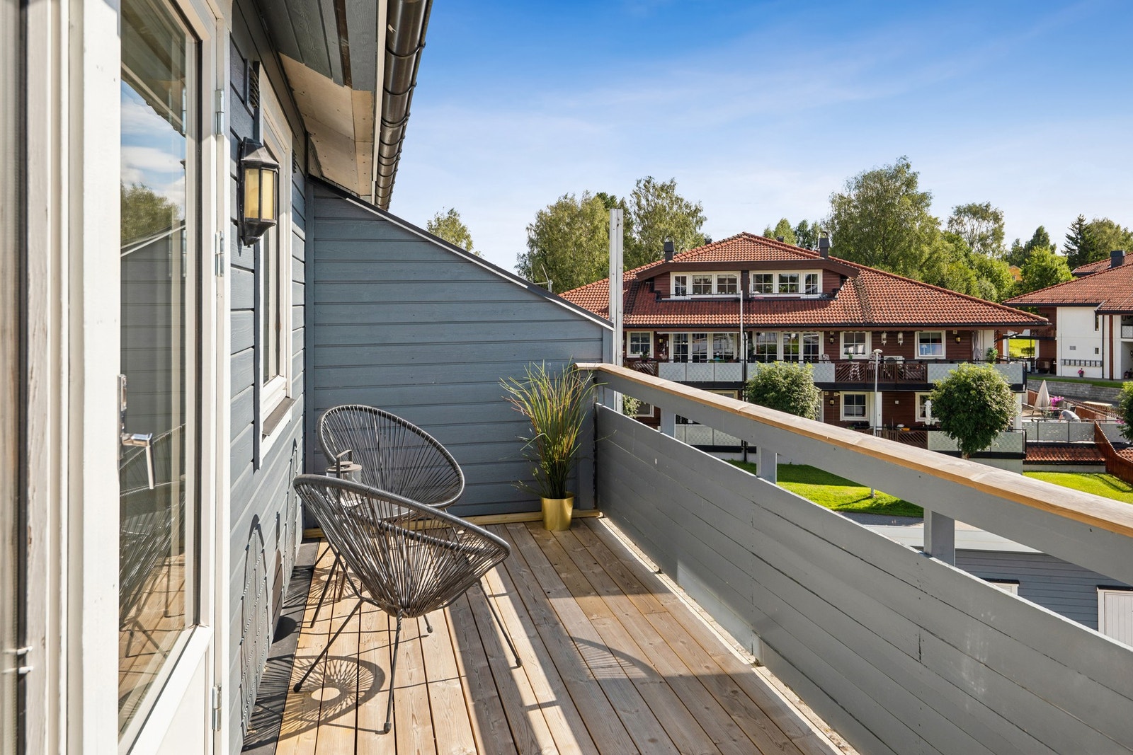 Balkongen kan innredes med sittegruppe og grill. Perfekt å ha når det er solrike dager og pent vær ute. Galleribilde