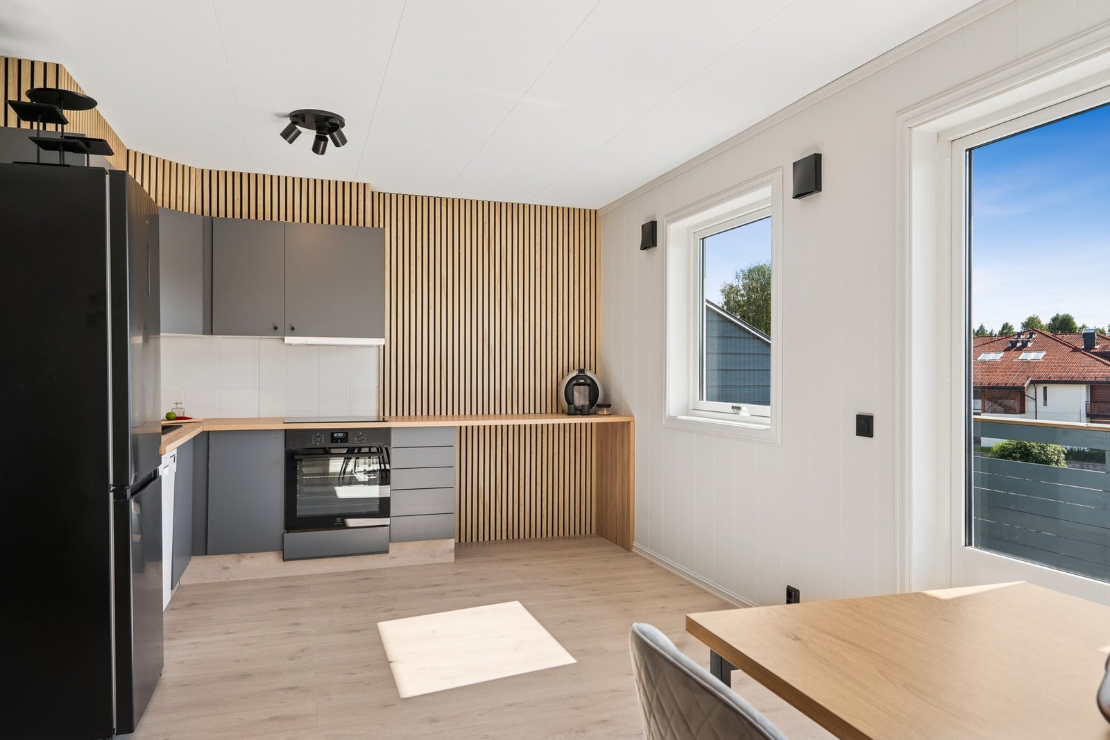 Kjøkkenet har lekre detaljer som står i stil med boligen, spesielt denne flotte spileveggen. Galleribilde