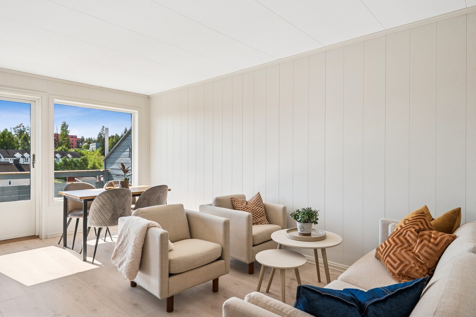 Leiligheten har et lyst og moderne utseende med flotte overflater og lekkert gulv med en kaldere tone. Galleribilde