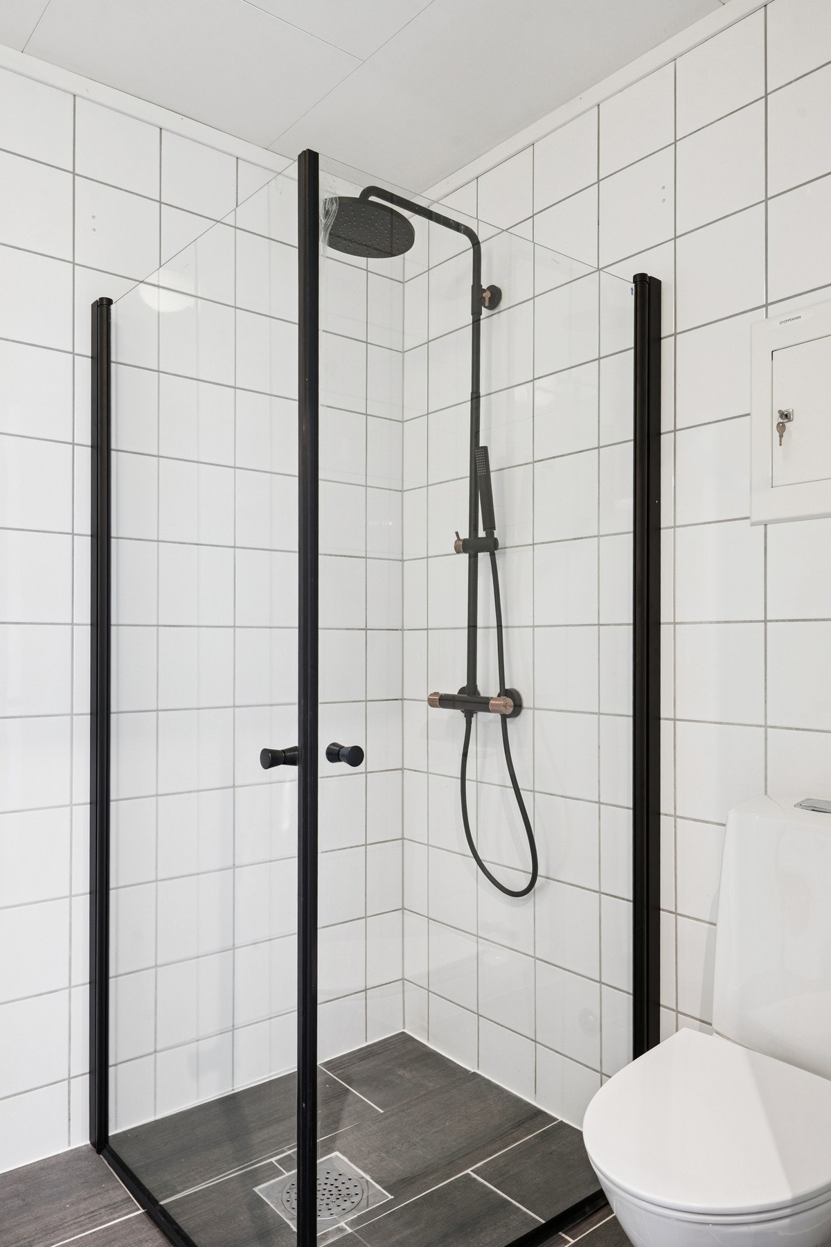 Badet har dusj med innfellbare glassdører, praktisk for å spare plass. Galleribilde