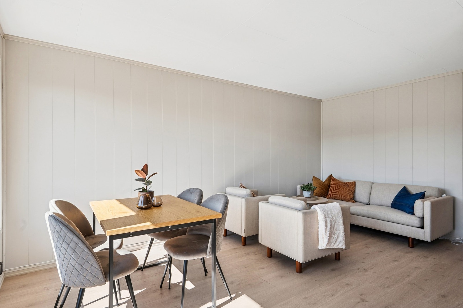 Stuen kan innredes på flere ulike måter og du har plass til både spisebord, stoler og sittegruppe. Galleribilde