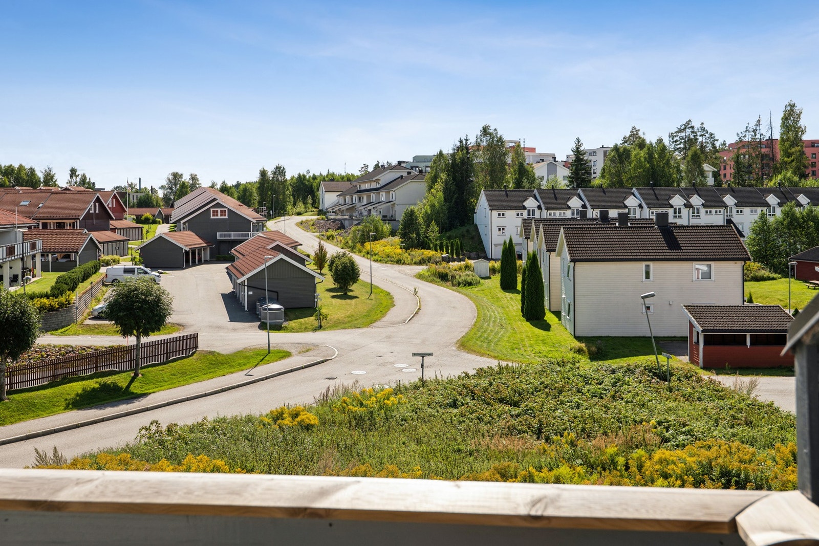 Fra balkongen har du hyggelig utsyn mot nabolaget. Galleribilde