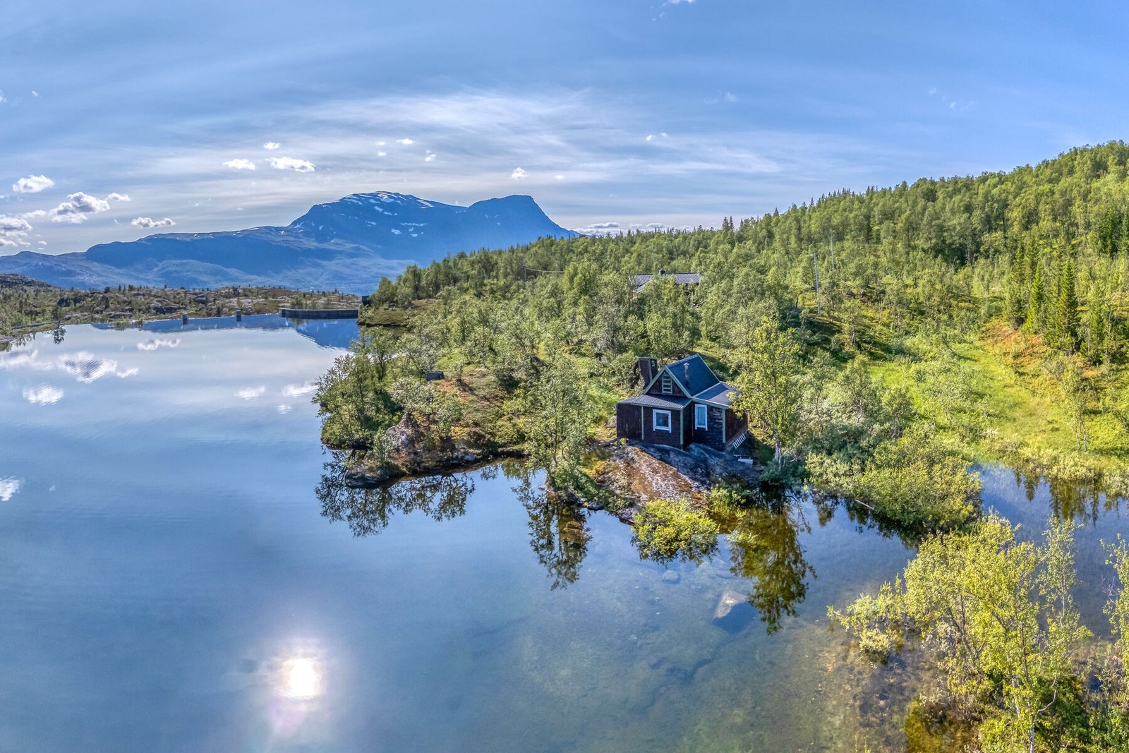 Fra eiendommen er det kort vei til fiske-, jakt- og turterreng. Kort vei til Narvik og butikk på Riksgrensen. Galleribilde