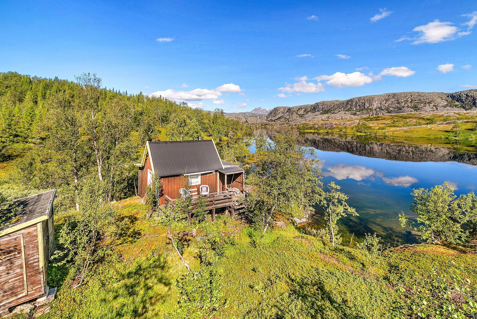 Her har du en unik mulighet til å få deg en romslig eiendomstomt helt ved vannkanten. Galleribilde