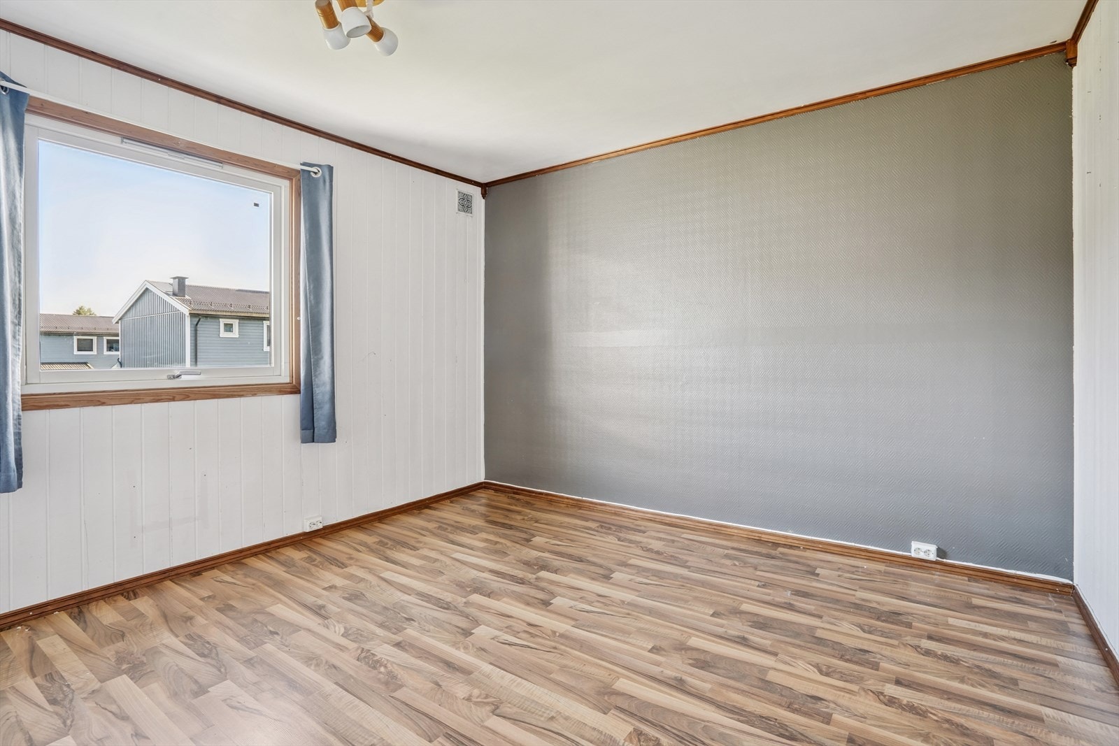 Et av boligens tre soverom, hvor to av de har en meget god størrelse. Galleribilde