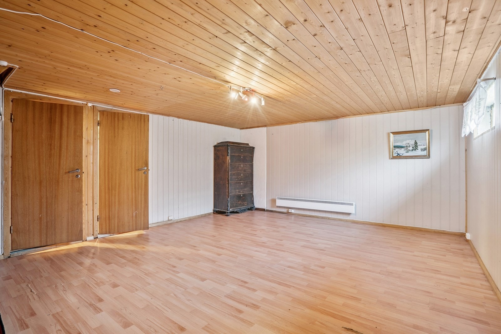 Fra kjellerstuen er det adkomst til vaskerom og to boder som gir rikelig med lagringsplass. Galleribilde