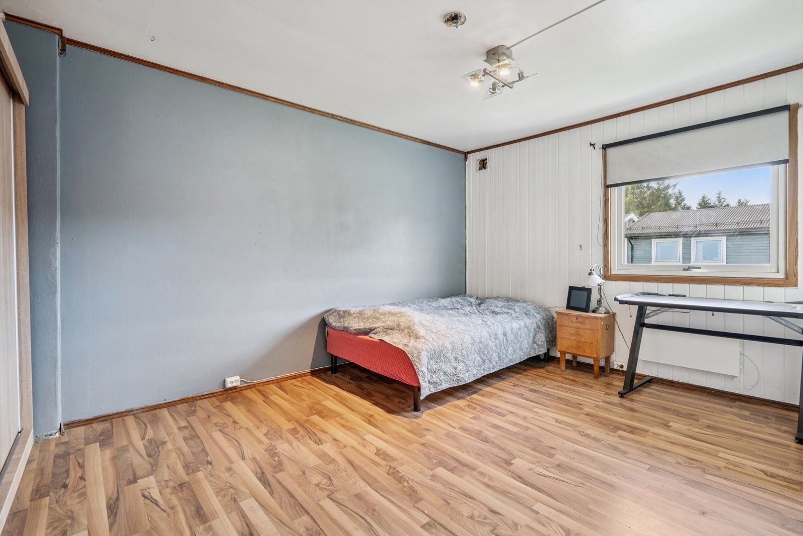 Soverom 2, et lyst og romslig soverom skyvedørsgarderobe. Galleribilde