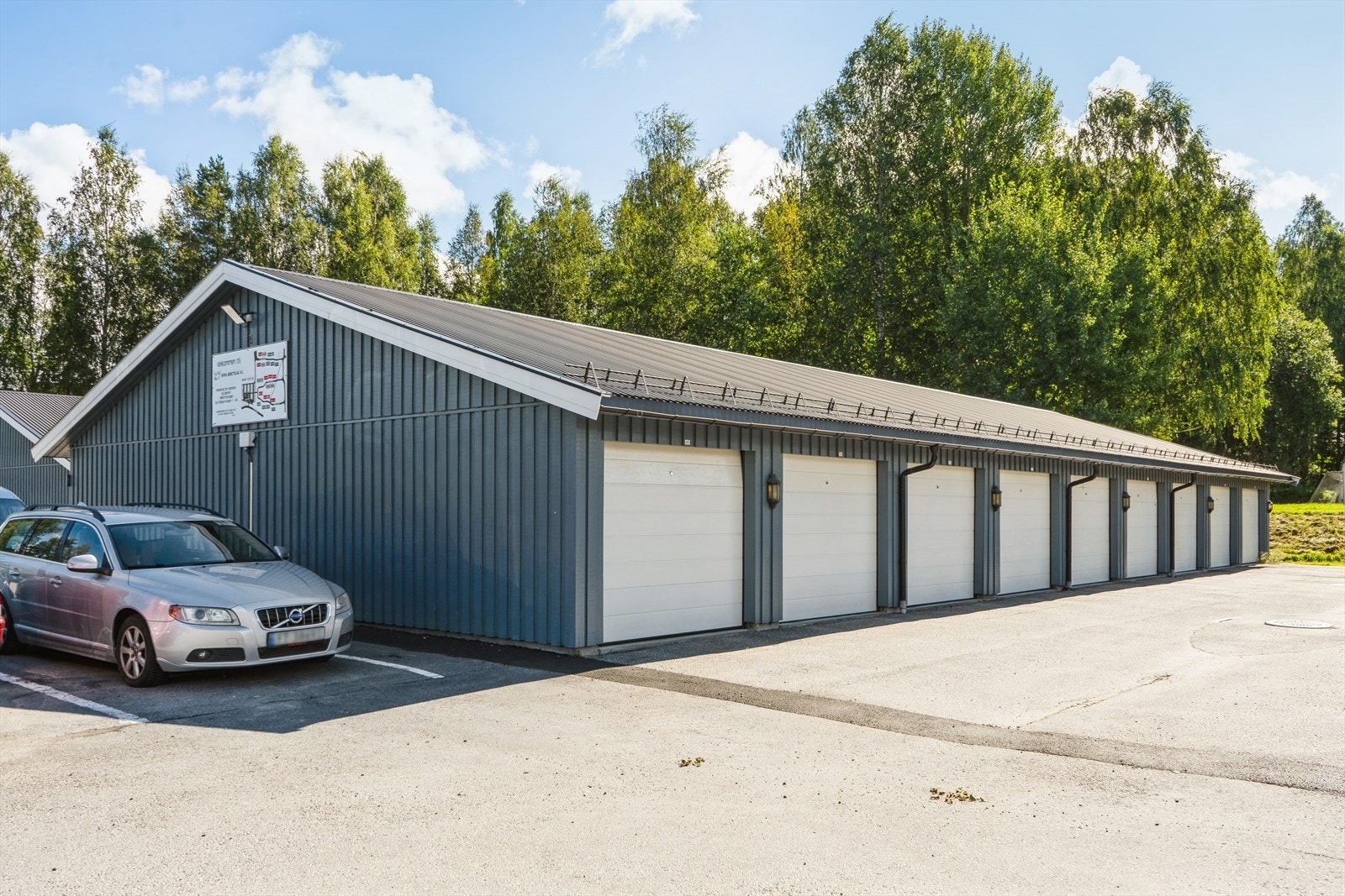 Romslig garasje på 17m² med motorisert port og klargjort ladepunkt for elbil. Galleribilde