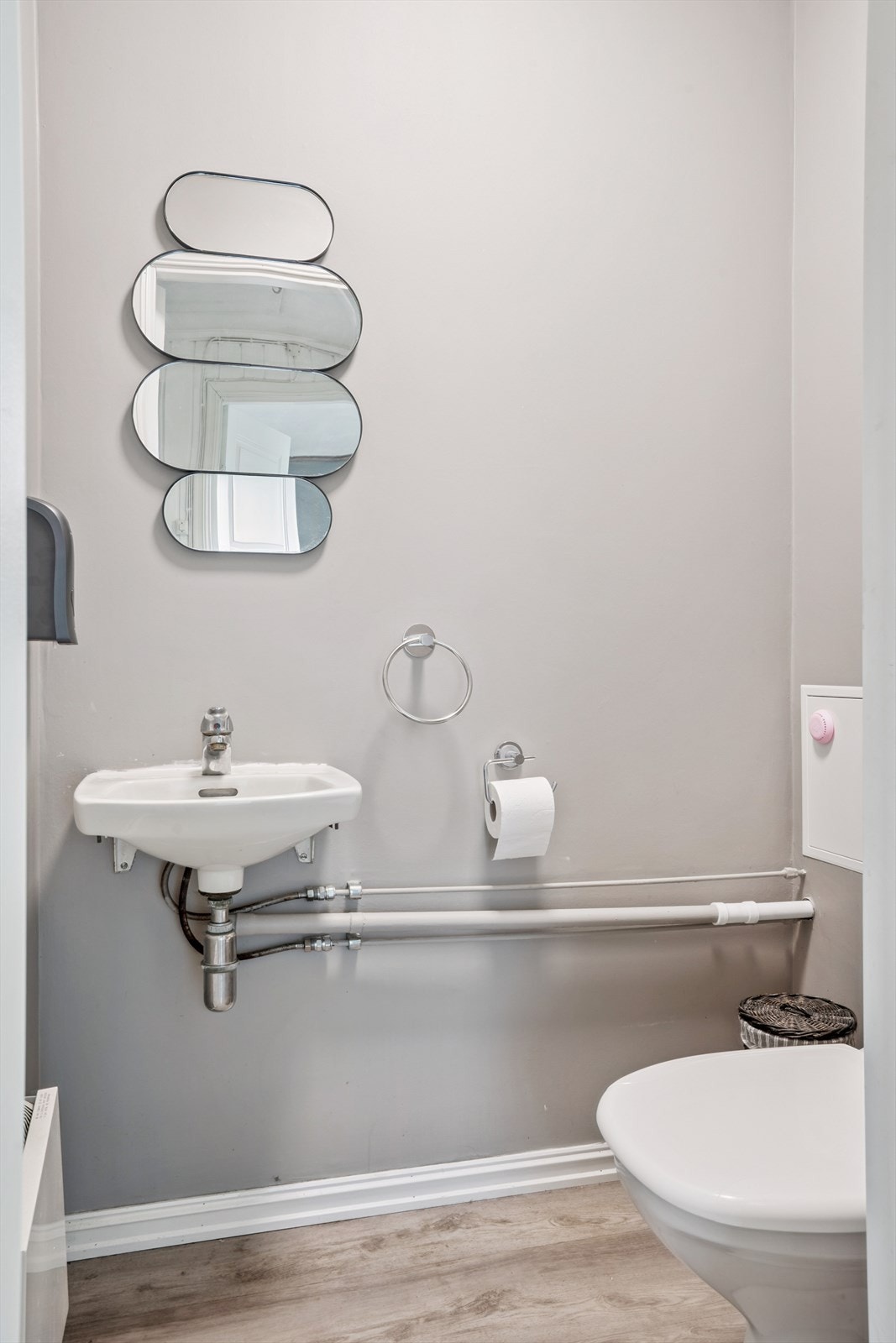 Praktisk, separat toalettrom med servant, beleilig plassert i soveromsetasjen. Rommet er nylig oppusset og malt. Galleribilde