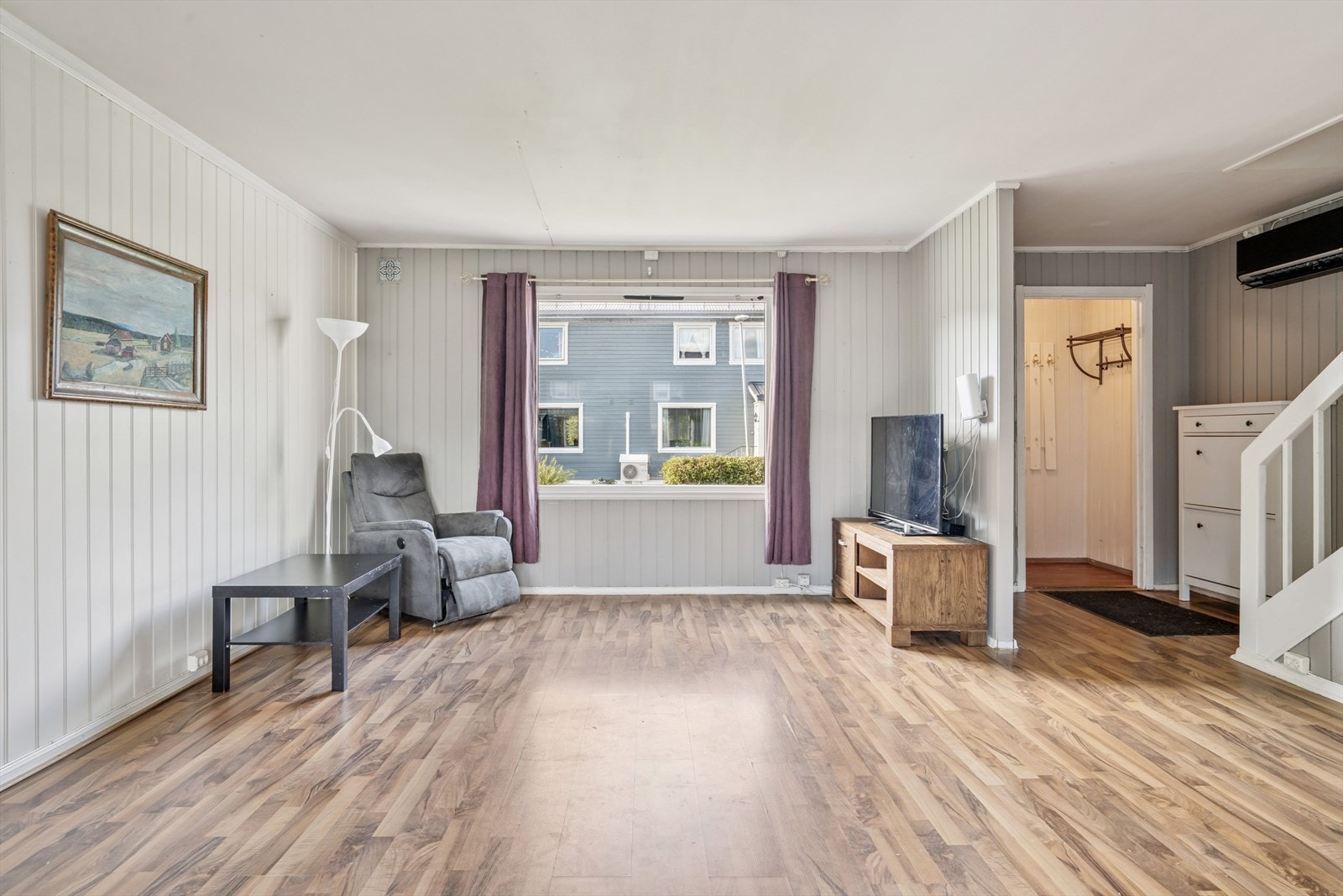 1.etg rommer ellers stue og kjøkken og stuen er et sosialt samlingspunkt med god plass til en stor sofagruppe. Galleribilde