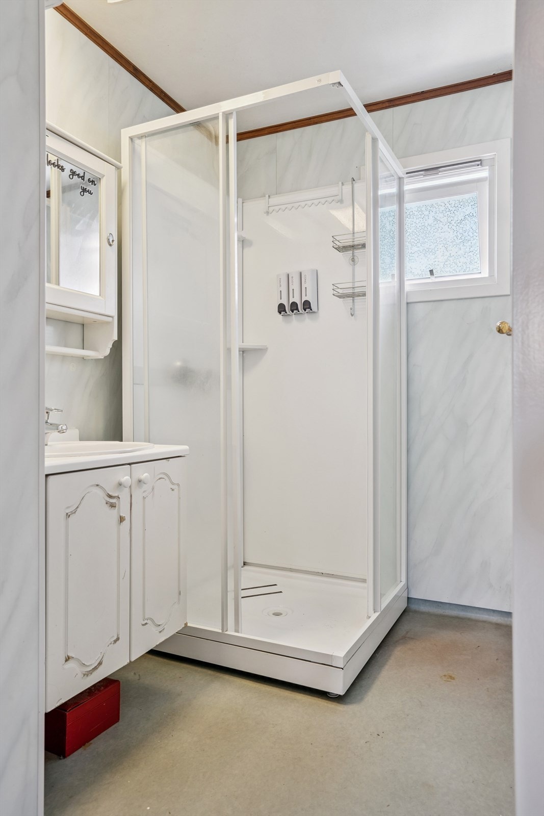 Badet er utstyrt med dusjkabinett og servantinnredning. Galleribilde