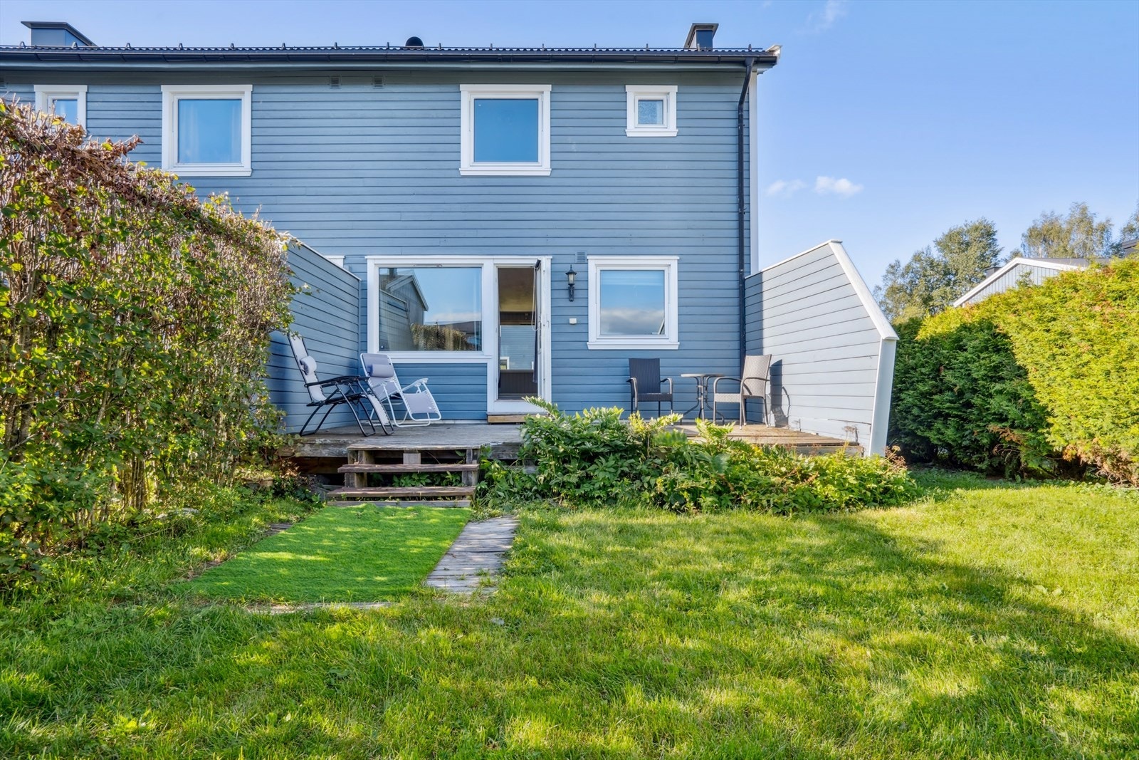Skjermet terrasse på ca 20m² med trapp ned til en lun og privat hage. Galleribilde