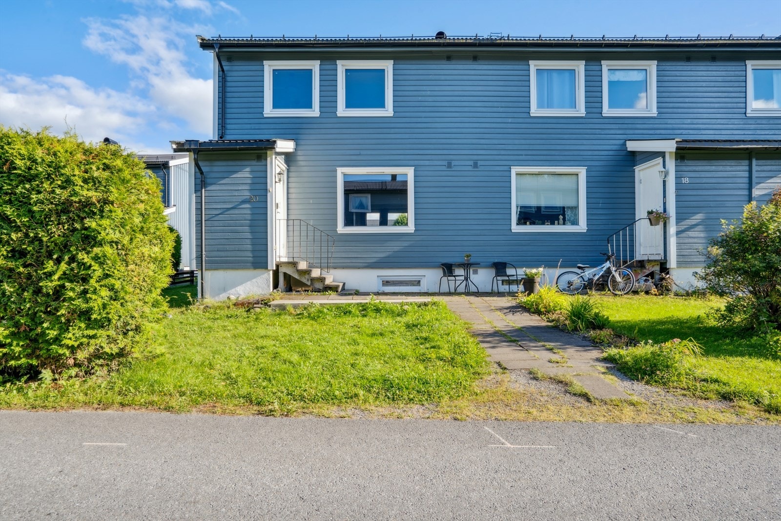 Boligen ligger i et rolig område med lite trafikk på de asfalterte internveiene, perfekt for barnefamilier. Galleribilde