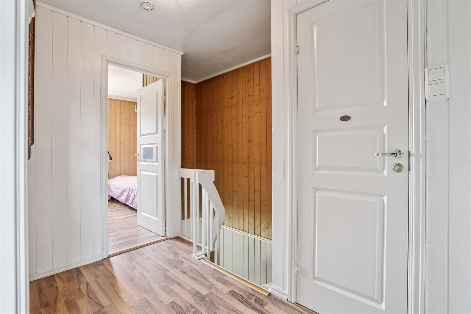 Gang i andre etasje med adkomst til etasjens tre soverom, wc-rom og bad. Galleribilde