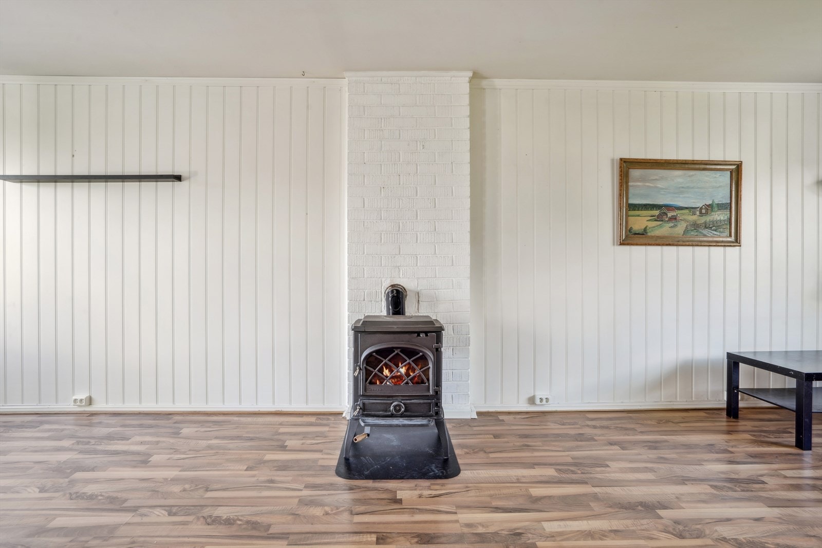 Peisovnen i stuen sørger for ekstra varme og en hyggelig atmosfære. Galleribilde