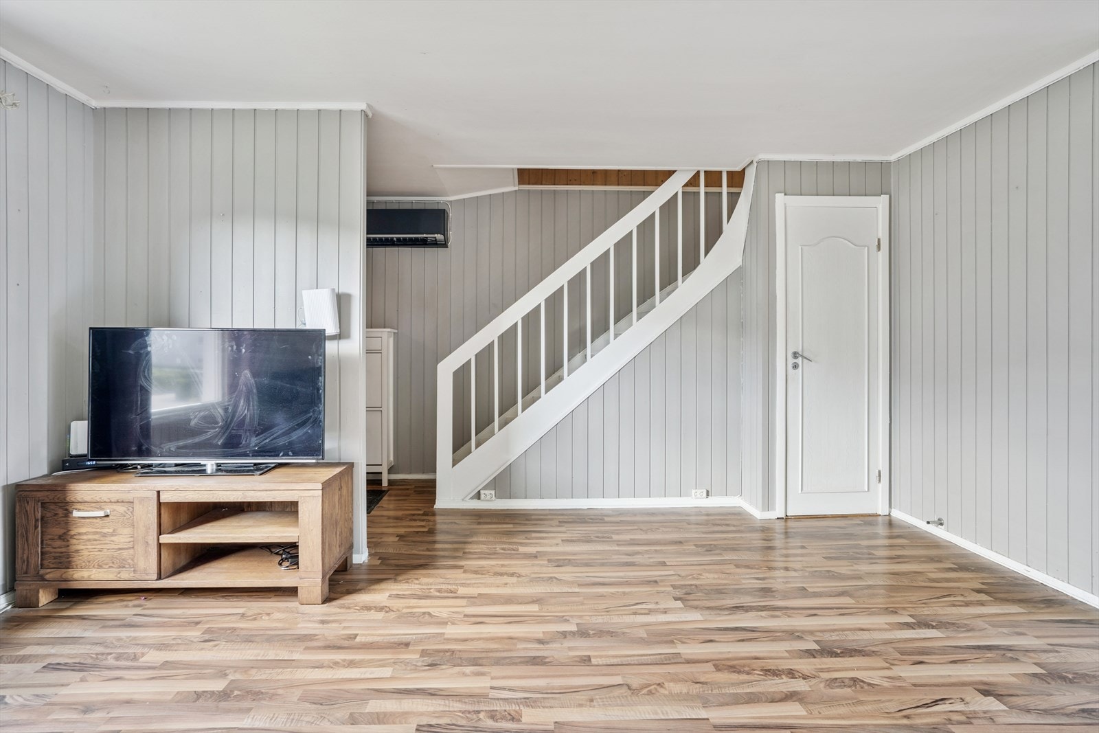 En nyere varmepumpe fra 2023 sørger for effektiv oppvarming av boligen. Galleribilde