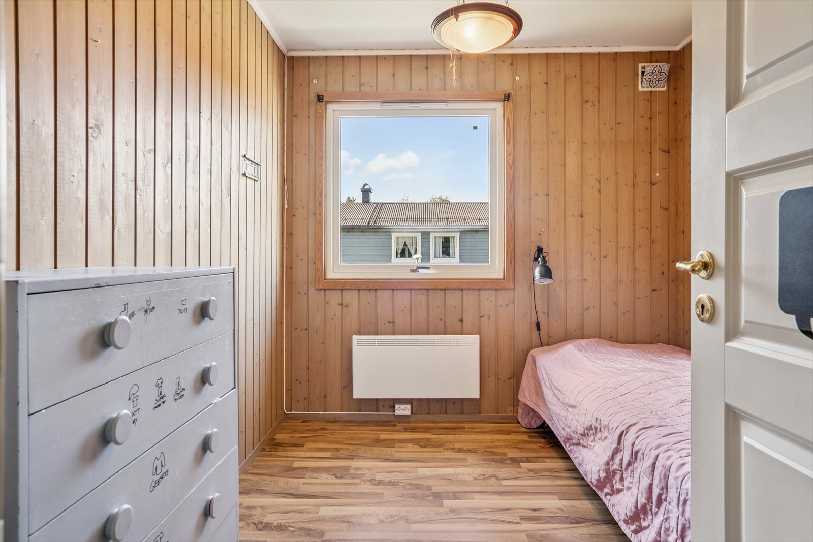 Det tredje soverommet har solid trepanel på veggene som er enkel å male. Galleribilde