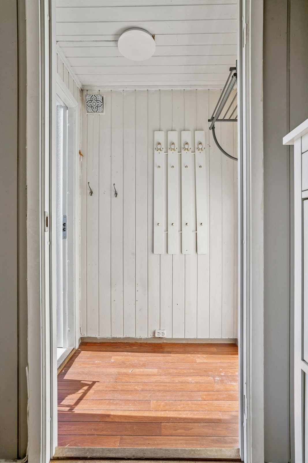 Ytterdøren har digital kodelås og det første man kommer inn i er et lite, hvitmalt vindfang. Galleribilde