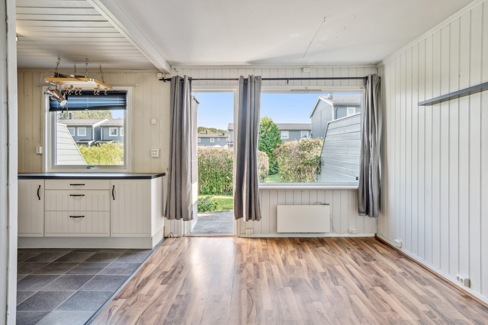 Fra stuen er det direkte utgang til den romslige terrassen og hagen. Galleribilde