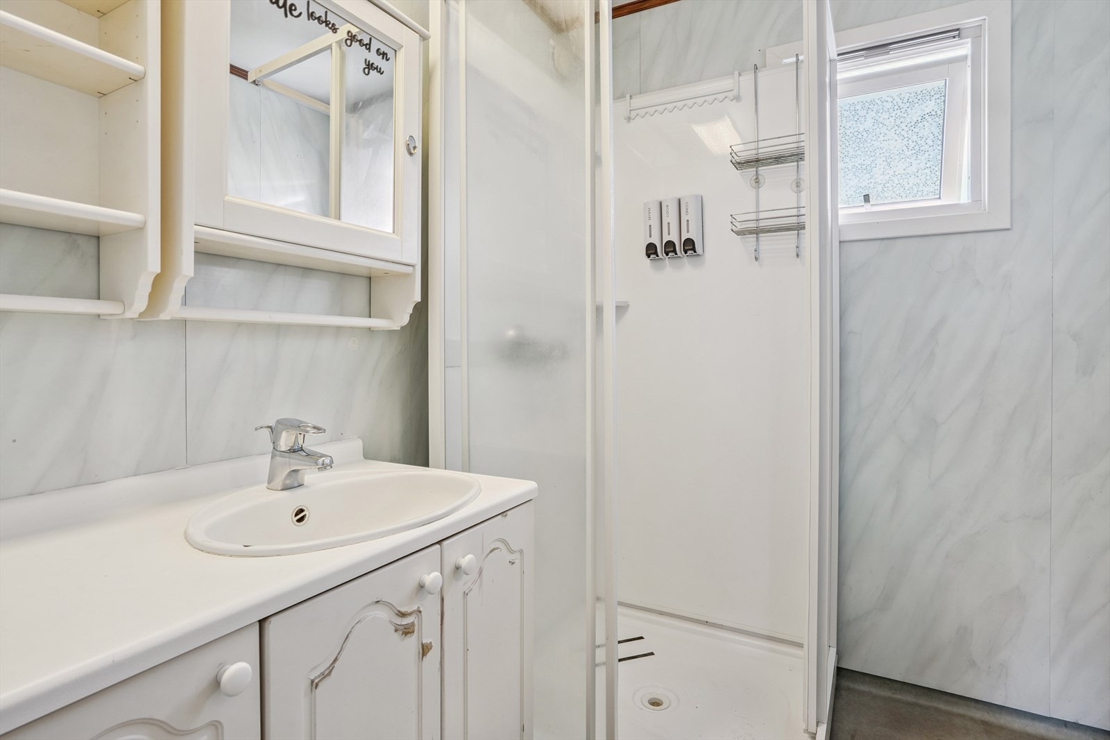 Det er varmekabler på gulvet og stråleovn. Gulvbelegg og baderomsplater på veggene. Galleribilde