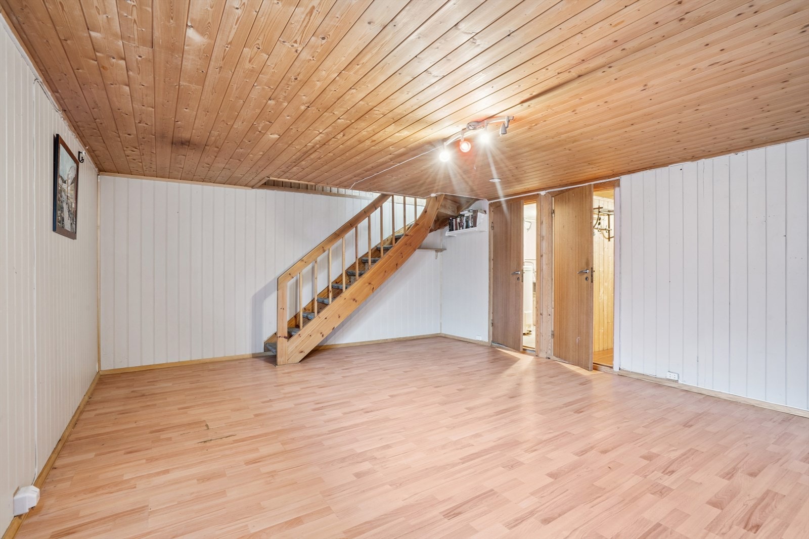 Romslig kjellerstue som egner seg ypperlig som TV-stue eller lekerom. Rommet er ikke offentlig godkjent som kjellerstue. Galleribilde