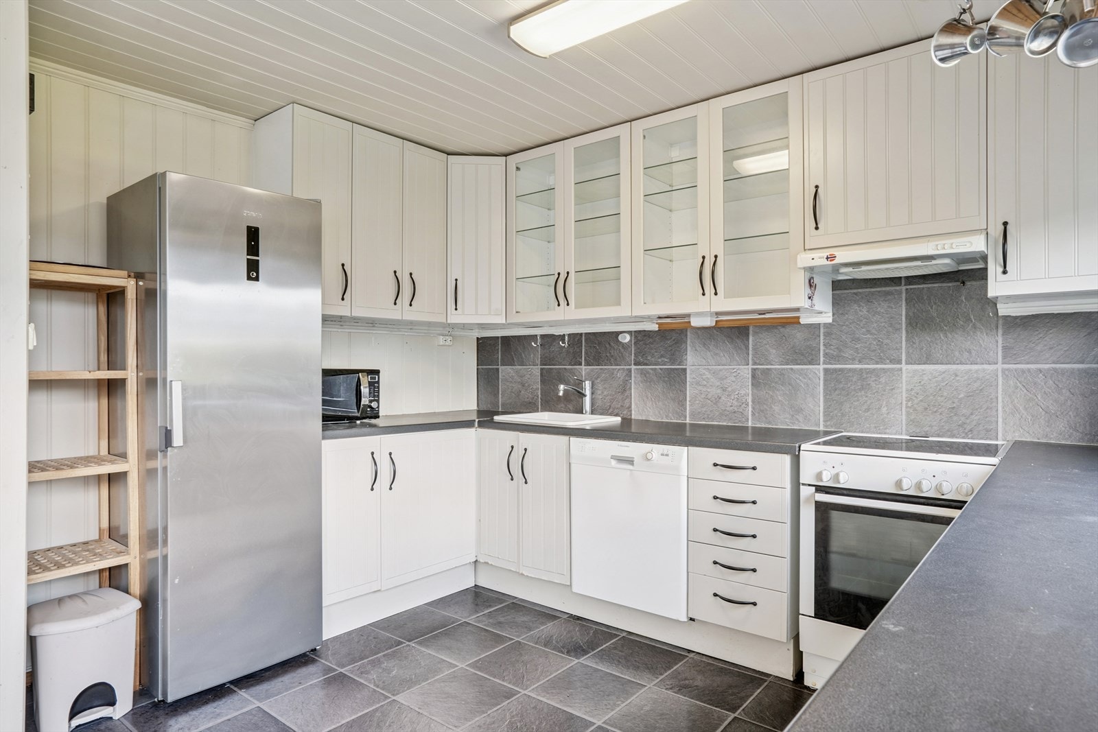 God plass til frittstående hvitevarer og rikelig med skapplass på kjøkkenet. Galleribilde