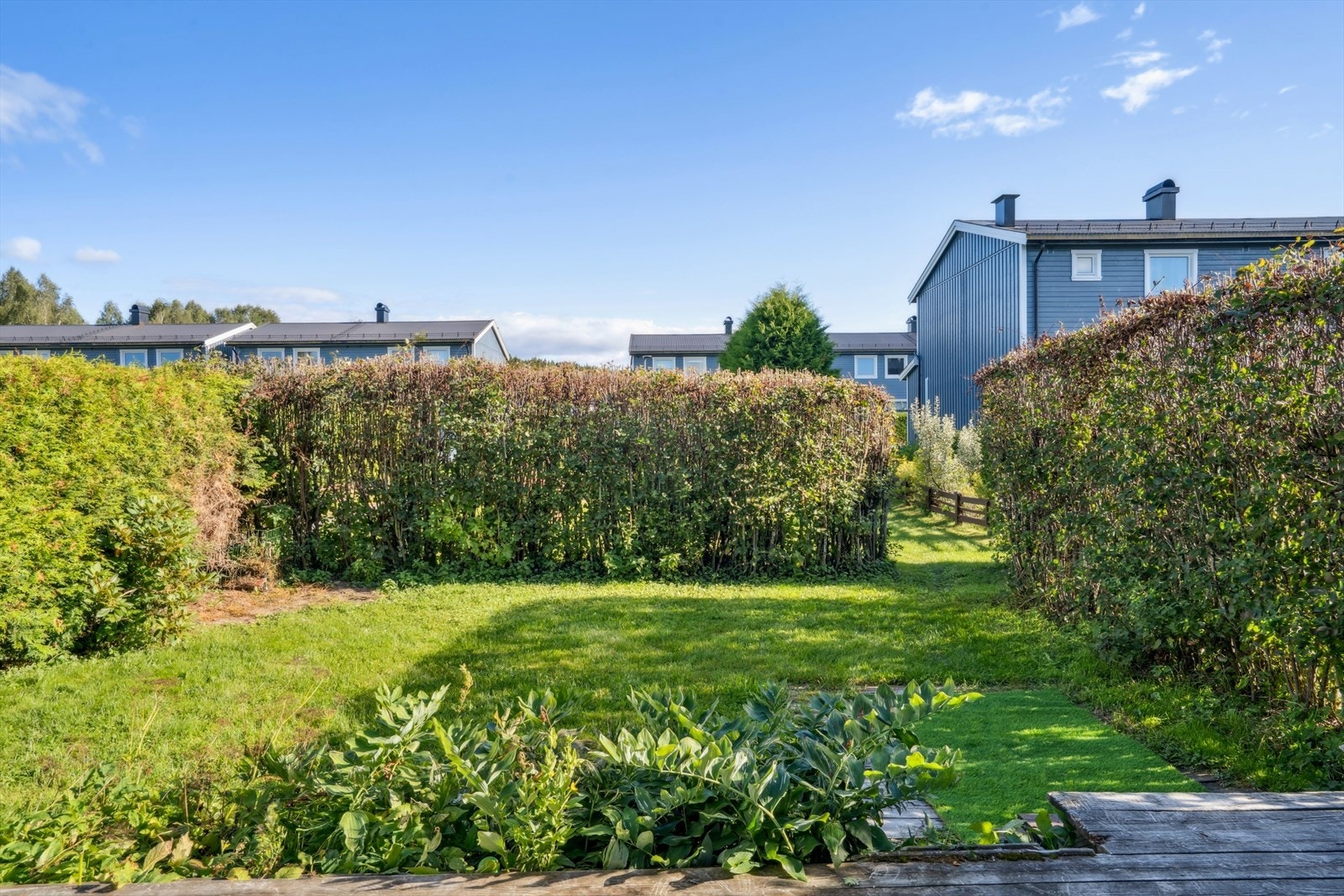 Uteplassen er skjermet med tett skillevegg mot nabo. Den er sydvendt og med gode solforhold. Galleribilde