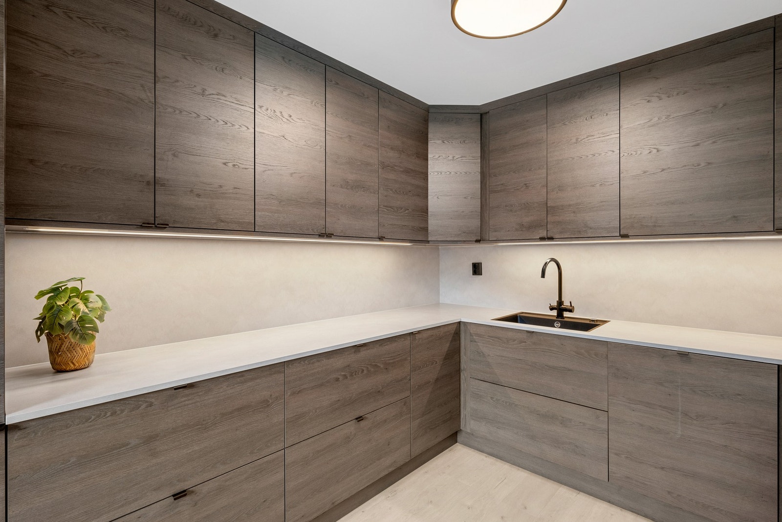 Kjøkkenet har rikelig med skap og skuffer Galleribilde