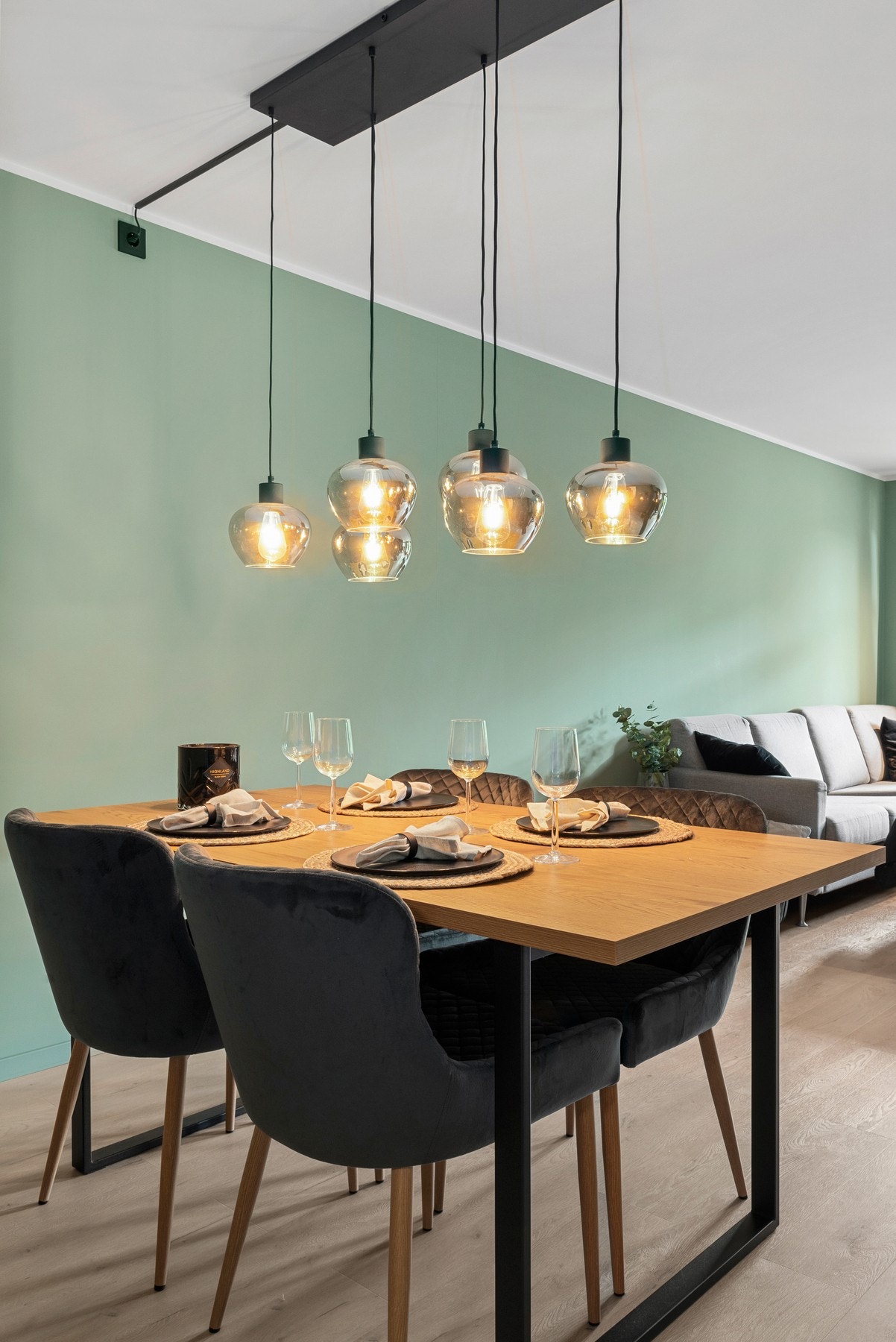 Leiligheten er malt i tidsriktige farger og fremstår som svært innbydende. Galleribilde