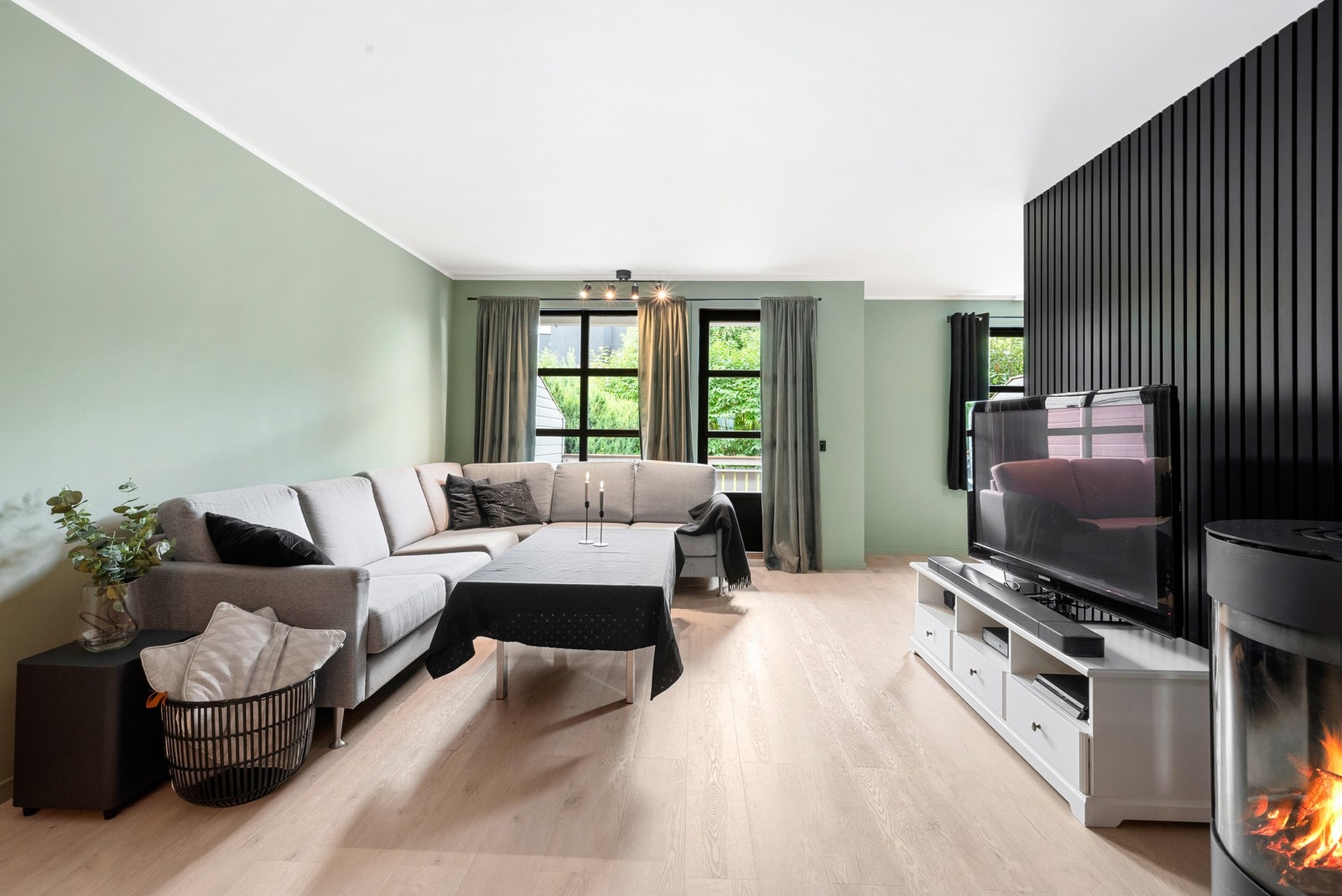 Varme i gulv på stue og kjøkken, samt vedovn gir god varme. Galleribilde