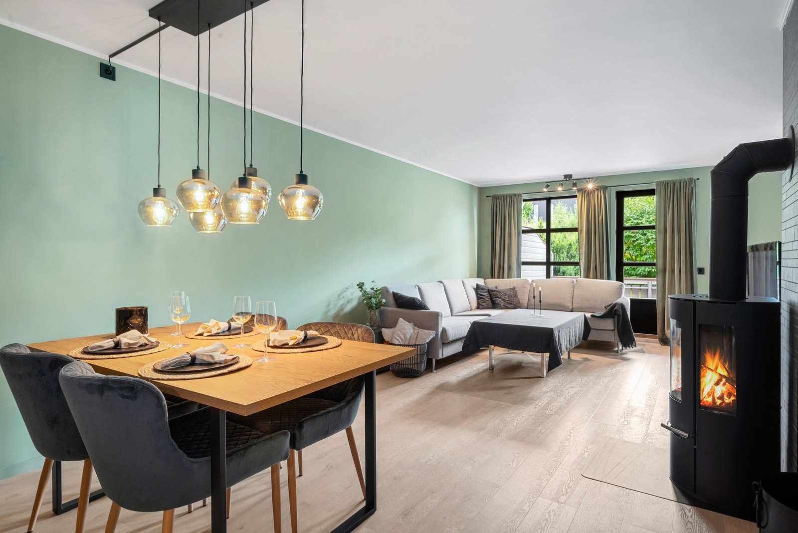 Stor stue med god plass til flere sittegrupper. Galleribilde