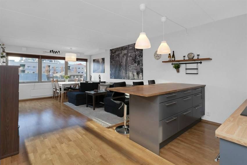 Stue - med stort åpet kjøkken og kjøkken øy - Galleribilde