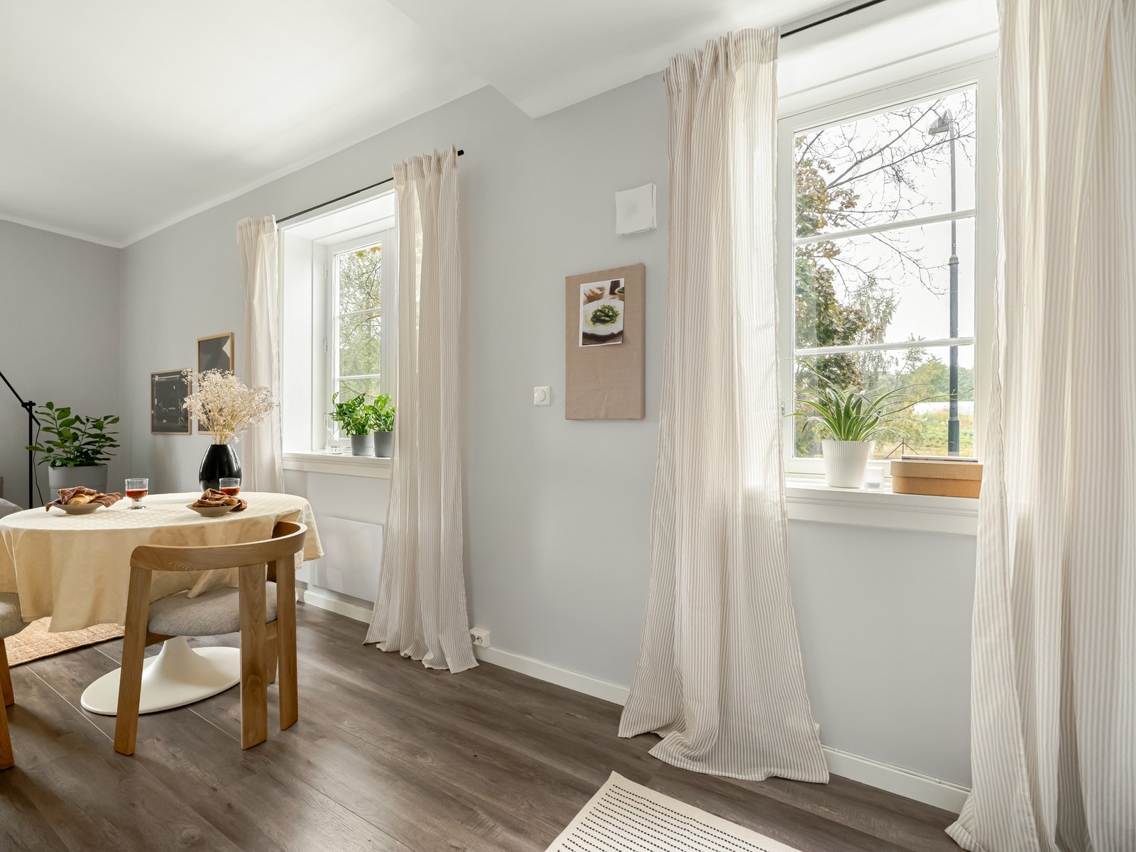 Leiligheten ligger i en høy og usjenert 1. etasje og har et frodig utsyn. Galleribilde