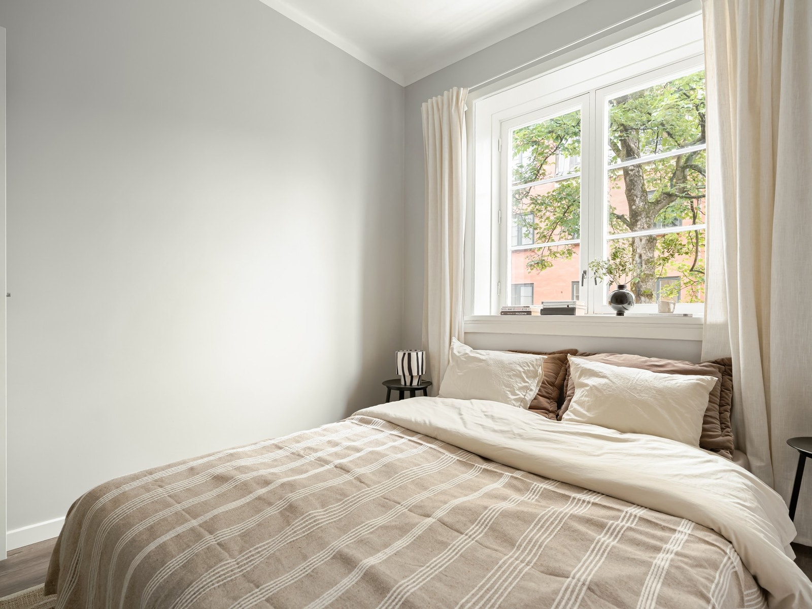 Rommet vender ut mot rolig gårdsrom. Galleribilde