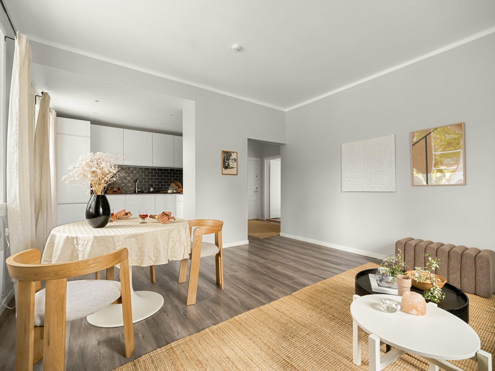 Gulvflater består av laminat, og var nytt i 2018. Galleribilde