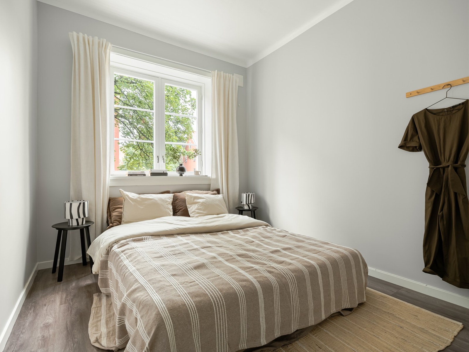 Leiligheten har totalt tre jevnstore soverom, og vi starter med det som har inngang fra entreen. Galleribilde