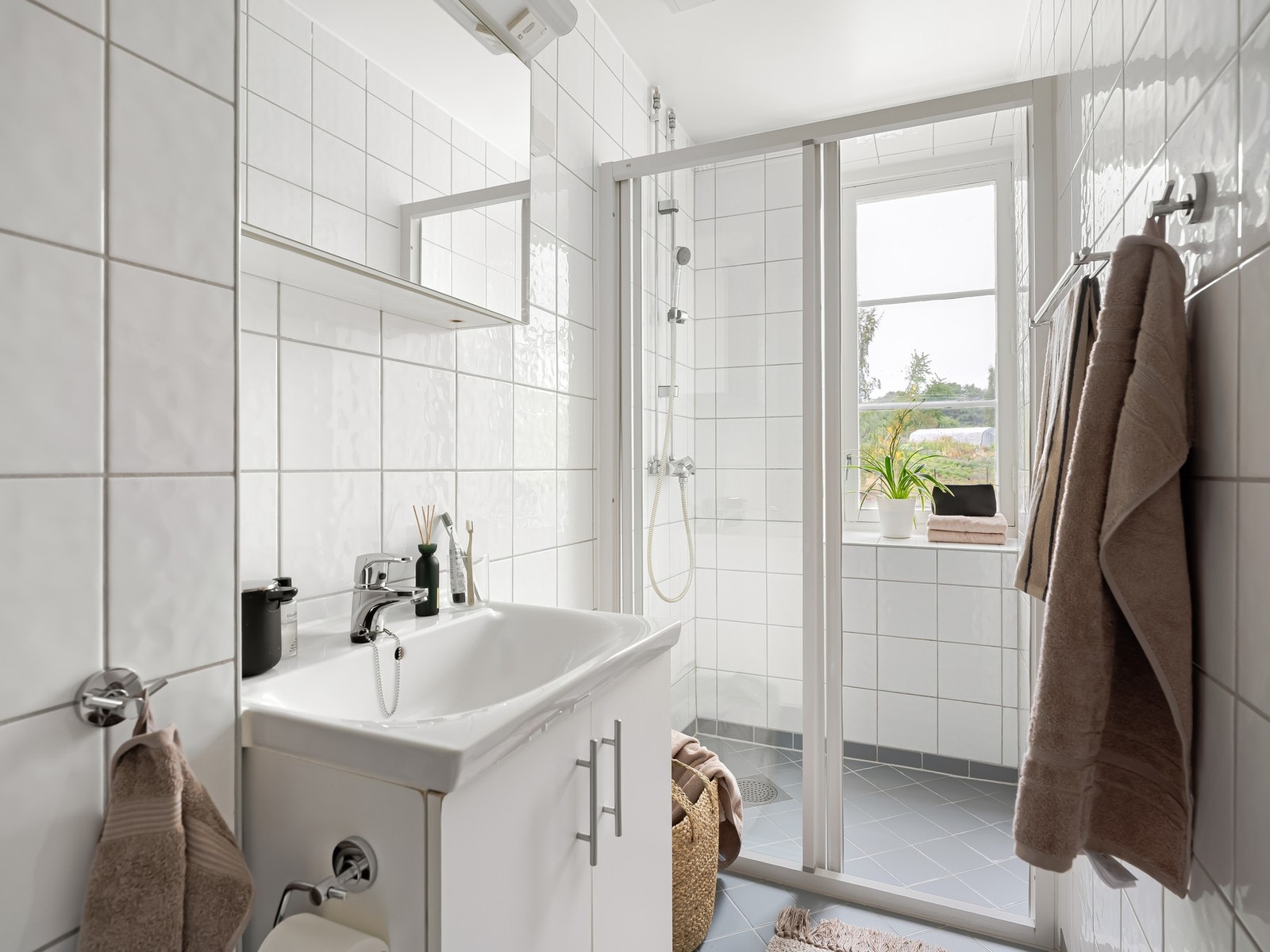 Det består av servant med under- og overskap, dusjnisje og toalett. Galleribilde