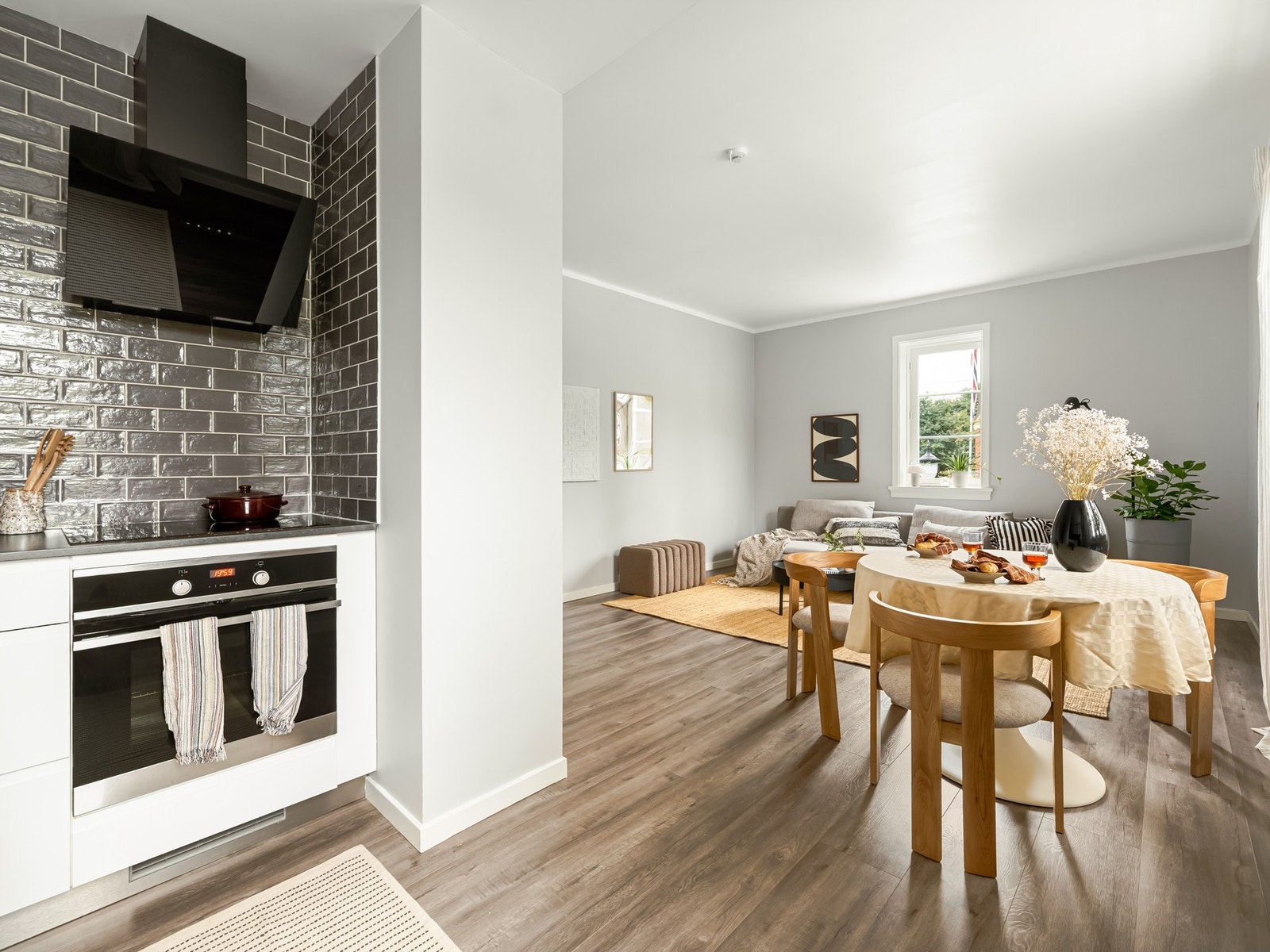 Det er også plass til større spisebord i tilknytning til kjøkkenet, dersom man trenger eller ønsker det. Galleribilde