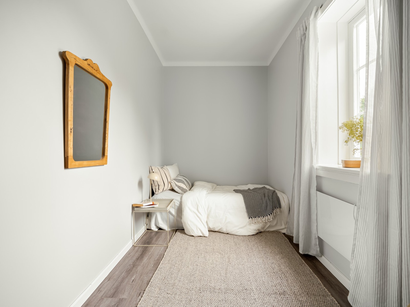 Også her er det rikelig med plass til både dobbeltseng og garderobe. Galleribilde