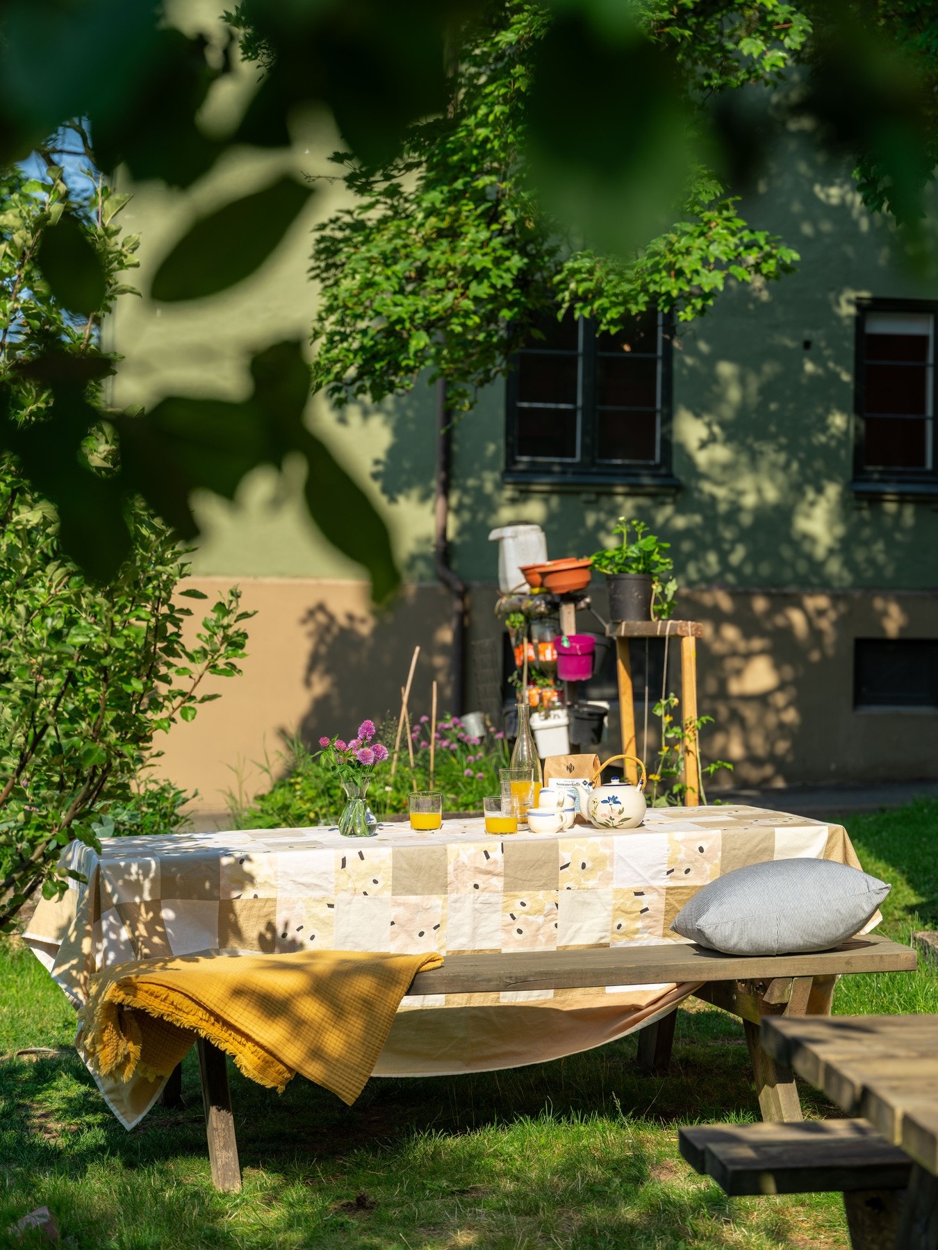 Det er frodige bakgårdsrom rundt blokkene, hvor det også er flere sittegrupper til glede for beboerne. Galleribilde