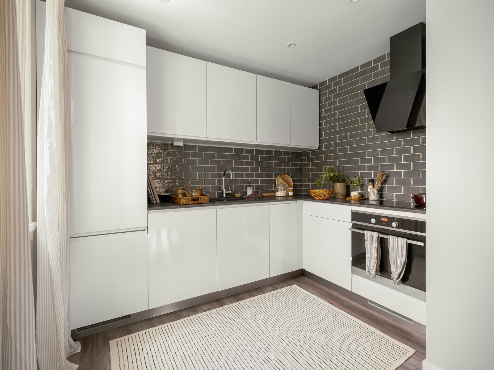 Ellers er det rikelig med lagringsplass i både over- og underskap. Galleribilde