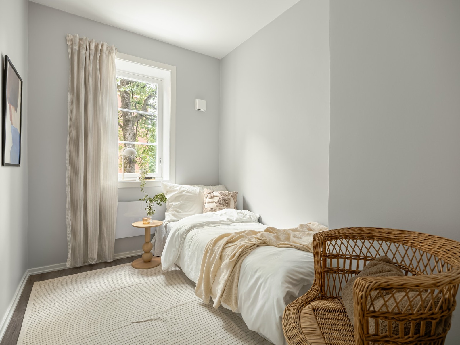 Som tidligere nevnt, er rommene ganske like på størrelse. Dette soverommet kan jo gjøre nytten som gjesterom, barnerom eller hjemmekontor? Galleribilde