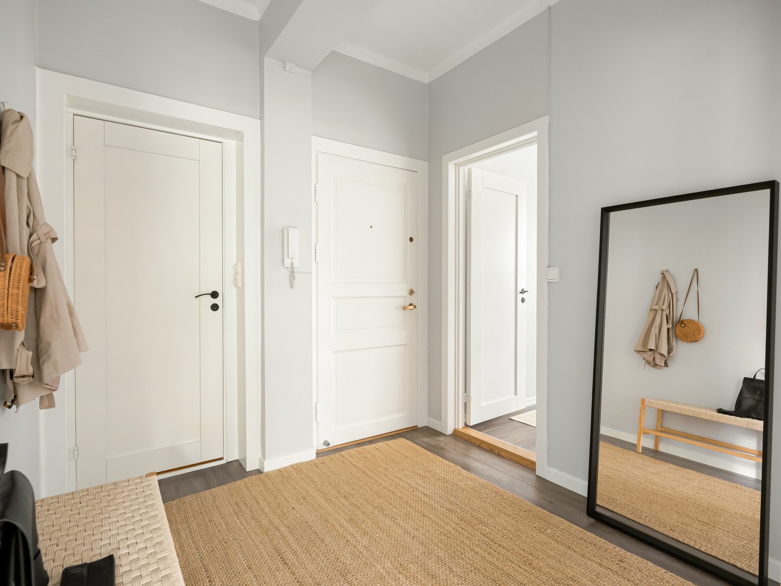 Entreen oppleves romslig, og binder sammen alle leilighetens rom. Galleribilde