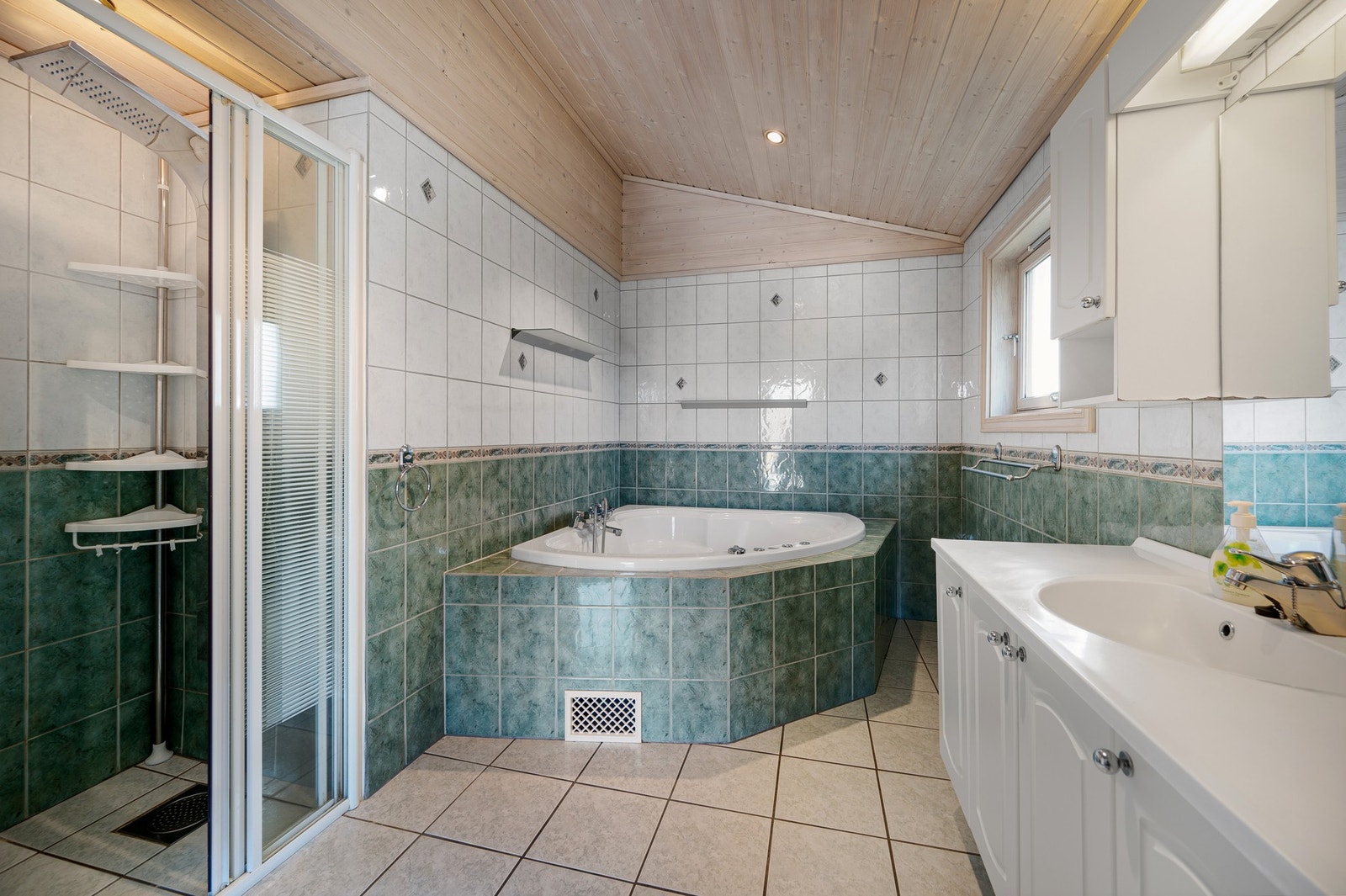 Innholdsrikt baderom av eldre dato. Galleribilde